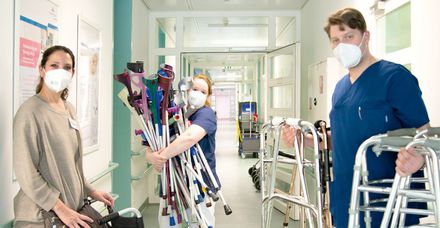 Bei der Aufr&auml;umaktion: Corinna K&ouml;rbler (links), Leiterin der Abteilung f&uuml;r &shy;Physio- und Ergotherapie  mit ihren Mitarbeitern