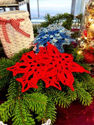 Adventssterne und Lichter der Zuversicht &ndash; geh&auml;kelt von einer Mitarbeiterin des Marienhospitals Stuttgart