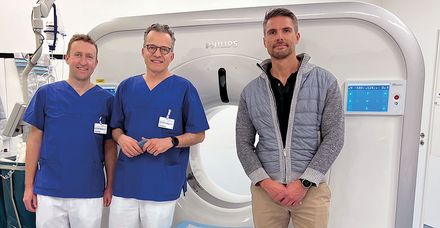 Philipp Z&uuml;rn (erster v. re.) und seine Kollegen der fliegenden Besatzung der Polizeihubschrauberstaffel Baden-W&uuml;rttemberg werden bei akuten Beschwerden von Dr. Ulf B&ouml;keler (li.) und Prof. Dr. Ulrich Liener (Mitte) betreut) 