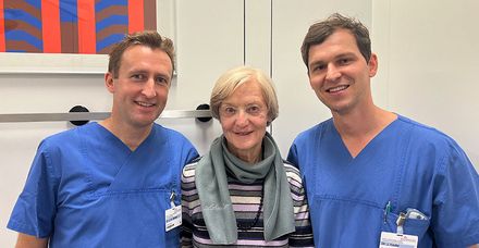 Dr. Ulf Wilhelm Bökeler, Leitender Arzt am Schwerpunkt Schulter- und Ellenbogenchirurgie, mit Patientin Ursula Schleehauf und Dr. Jonas Keuler, Oberarzt für Anästhesiologie (v. li. n. re.)