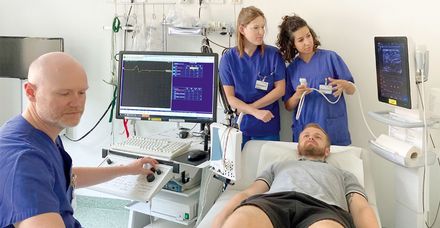 Der leitende Oberarzt Dr. Durst führt im Beisein zweier Assistenzärztinnen eine elektromyografische Untersuchung durch