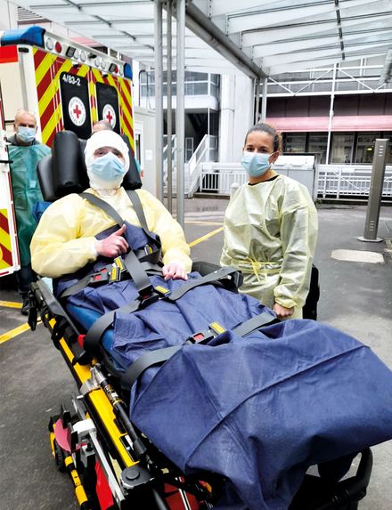 Der Patient Esteban mit seiner Mutter bei der Entlassung aus dem Marienhospital Stuttgart