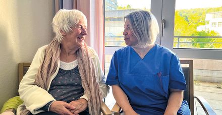 Patientin Heidrun B&uuml;hler (li.) mit Patientenbetreuerin Dimitra Pezertzoglou