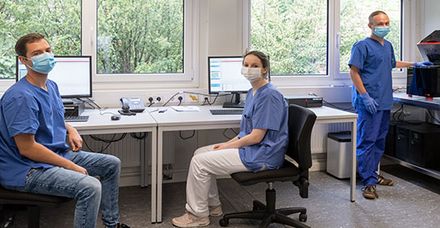 Im Analyseraum des Corona-Testlabors (v. li.): Molekularbiologe Dominik Baitinger, Technische Biologin Lisa Salzmann und Laborfacharzt Dr. Hannes Hawran 