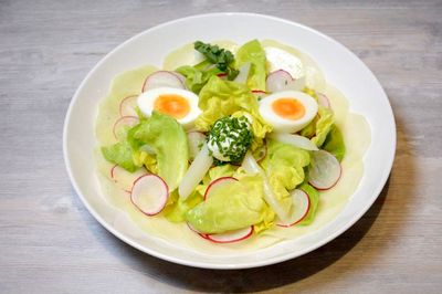 Um sein Gewicht nachhaltig zu verringern, muss das eigene Essverhalten nachhaltig verändert werden (hier: Salatteller mit mariniertem Kohlrabi)