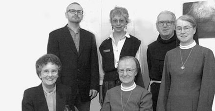 Amtseinführung von Pfarrer Eckhard Ulrich am 22. Oktober 1996. Mit im Team (im Uhrzeigersinn v. hinten links): Pfarrer Eckhard Ulrich, Pfarrerin Dorothea Timm, Pater Hildebrand Rutschmann, Schwester Maria Andrea Reichle, Schwester Wilhelmina Letzgus, Schwester Dr. Margarita Beitl