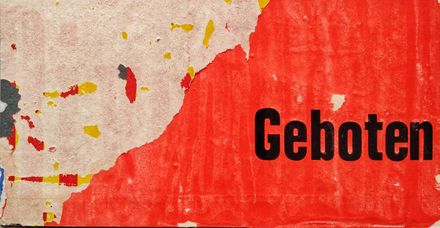 Décollage „Geboten“ aus dem Jahr 2024 vom Künstler Christoph Bodmer