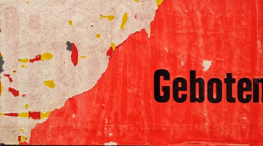 Décollage „Geboten“ aus dem Jahr 2024 vom Künstler Christoph Bodmer