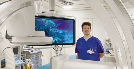 Medizinisch-technischen Radiologieassistenten haben vielf&auml;ltige Aufgaben: hier beim neuen Angiografieger&auml;t mit gro&szlig;em Bildschirm f&uuml;r die Diagnose 
