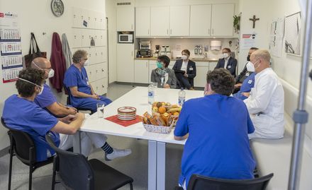 Staatssekret&auml;rin Dr. Ute Leidig (am Kopfende des Tisches) im Gespr&auml;ch mit dem Team der Intensivstationen