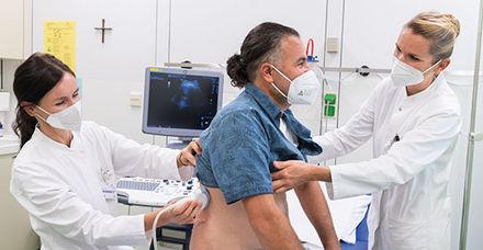 Oberärztin Dr. Steffi Zacheja (links), Patient Saifurhaman Quraishe und  Assistenzärztin Franziska Schwarz-Gewallig bei einer Kontrolluntersuchung per Ultraschall