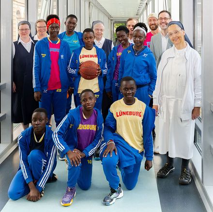 Standen im Mittelpunkt der Aufmerksamkeit: die jungen Sportlerinnen „Mambas“ aus Uganda