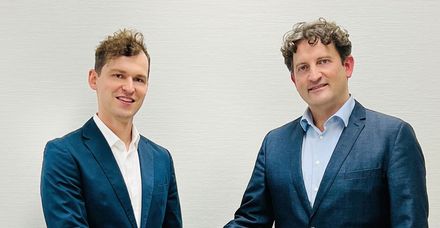 Chefarzt Professor Dr. Ren&eacute; Schmidt (rechts) gratuliert  seinem Oberarzt Dr. Jonas Keuler zum Sir Peter Simpson Prize