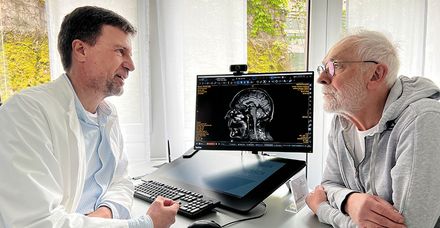 Patient Armin Buck im Gespr&auml;ch mit Professor Dr. Thomas Hehr im April 2024