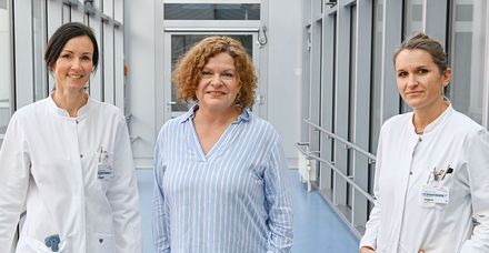 Diagnose &bdquo;geheilt&ldquo;: Katharina Krzossok (Mitte) mit Dr. Steffi Zacheja (links) und Dr. Franziska Schwarz-Gewallig