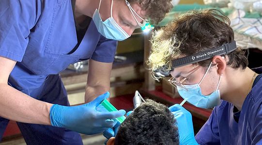 Zahnbehandlung in abgelegenen Bergd&ouml;rfern Nepals: Zu den Patienten geh&ouml;rten auch zahlreiche Kinder