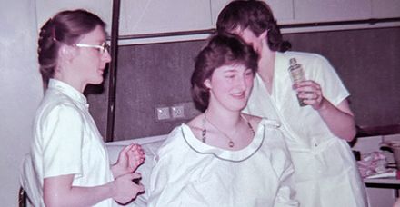 Petra Lutz (Mitte) machte ihre Pflegeausbildung am Marienhospital von 1984 bis 1987 Petra Lutz (Mitte) machte ihre Pflegeausbildung am Marienhospital von 1984 bis 1987