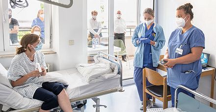 Im Skills Lab am Marienhospital Stuttgart wird der Ausfall des Computernetzwerks simuliert