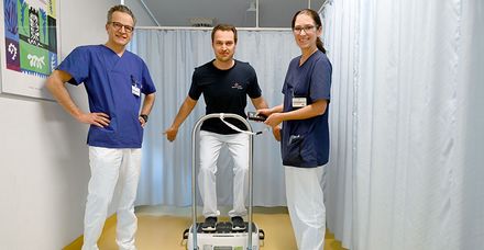 Chefarzt Prof. Dr. Ulrich Liener, Physiotherapeut Daniel Köhle und Leiterin der Abteilung Physiotherapie und Ergotherapie Corinna Körbler (von links) präsentieren das Vibrationsgerät Galileo, das ursprünglich aus der Raumfahrt stammt