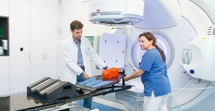 Professor Dr. Thomas Hehr und Stephanie Mönig (leitende Medizinisch-technische Radiologie­assistentin) bei der Vorbereitung des Linearbeschleunigers für eine Strahlentherapie