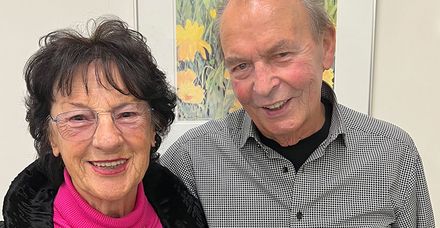 W&auml;hrend der ganzen Behandlung steht der Patientin ihr Ehemann treu zur Seite