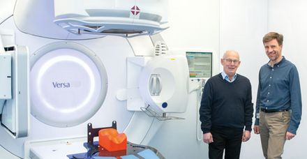 Patient Siegfried Selzer (links) und Professor Hehr vorm Linearbeschleuniger, mit dem die Bestrahlung des Tumors erfolgte