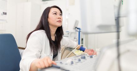 Gefäßexpertin Hui Jing Qiu bei der Untersuchung eines Patienten