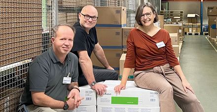 Das Leitungsteam der Logistik: Birgit Westenhuber, Detlef Klein und Nikolaos Karatzias (von rechts) im Zentrallager des Marienhospitals