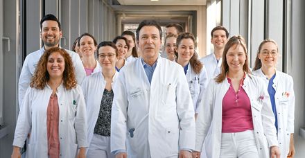 Das Team von Chefarzt Privatdozent Dr. Manfred Hofmann ­umfasst 27 Ärzte, 20 Hebammen und  eine ­Vielzahl speziell geschulter Pflege- und medizinischer Fachkräfte