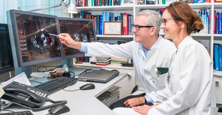 Neurologe Prof. Dr. Alfred Lindner und Chirurgin Dr. Steffi Zacheja vor einer CT-Aufnahme der Thymusdrüse