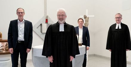 Pfarrer Burkhard Rink (2.&thinsp;v.&thinsp;l.) bei seiner Investitur mit Stadtdekan S&oslash;ren Schwesig (1.&thinsp;v.&thinsp;r.) und Vertretern des Marienhospitals Stuttgart