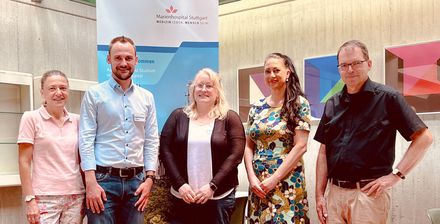 Im Bild v. l. n. r.: Prof. Dr. Simone Ries (Professorin für Pflegewissenschaft, EH Ludwigsburg), Felix Kahnt (Leiter der Berufsfachschule für Pflege, Marienhospital Stuttgart), Rebecca Stussig (Pflegepädagogin, Marienhospital Stuttgart), Prof. Claudia Eckstein (Professorin für Pflegewissenschaft), Prof. Dr. Manfred Schnabel (Studiengangsleitung, Professor für gemeindenahe Pflege)
