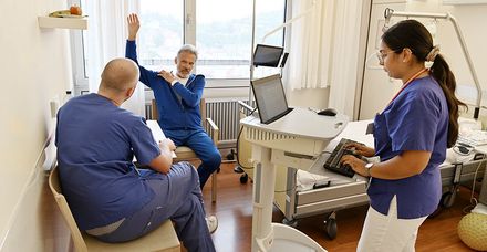 PA-Studierende Isabelle Beeharry dokumentiert das Aufnahmegespräch mit einem Patienten