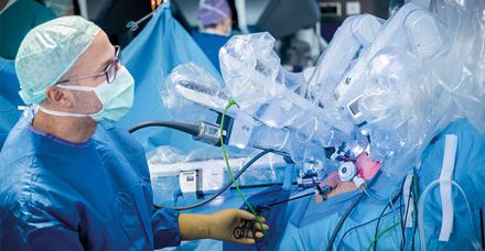 Am OP-Tisch sorgt Oberarzt Dr. Ben Scholtes dafür, dass alles perfekt zusammenspielt. Er assistiert, wechselt Instrumente und begleitet den Patienten während des gesamten Eingriffs Am OP-Tisch sorgt Oberarzt Dr. Ben Scholtes dafür, dass alles perfekt zusammenspielt. Er assistiert, wechselt Instrumente und begleitet den Patienten während des gesamten Eingriffs