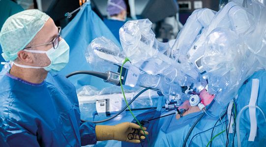 Am OP-Tisch sorgt Oberarzt Dr. Ben Scholtes daf&uuml;r, dass alles perfekt zusammenspielt. Er assistiert, wechselt Instrumente und begleitet den Patienten w&auml;hrend des gesamten Eingriffs 