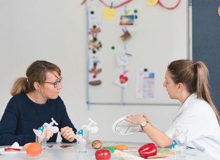 Auch in der Ausbildung zur Diätassistenz liefern die Ernährungsexpertinnen einen wichtigen Input