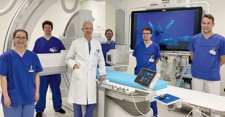 Teambildung in der Neuroradiologie rund um das neue Angiografiegerät: Prof. Dr. Markus Zähringer (Mitte) mit der Ärztin Linda Hertler, den MTRAs Boris Münch und Christoph Frank sowie Dr. Fridolin Tröster und Dr. Johannes Waidelich (von links)