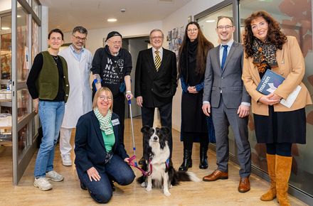 Freuen sich &uuml;ber die gute Zusammenarbeit (v. li.): Verena Brummund, Dr. Martin Zoz, Patient, Robert Mayr, Bettina Lammers, Michael von Winning, Claudia Graf. Vorn: Ursula Kaiser mit Border Collie Hanna