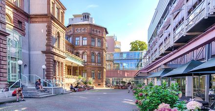 Der Platz „Piazza Maria“ zwischen dem historischen Krankenhausbau und dem heutigen Hauptgebäude