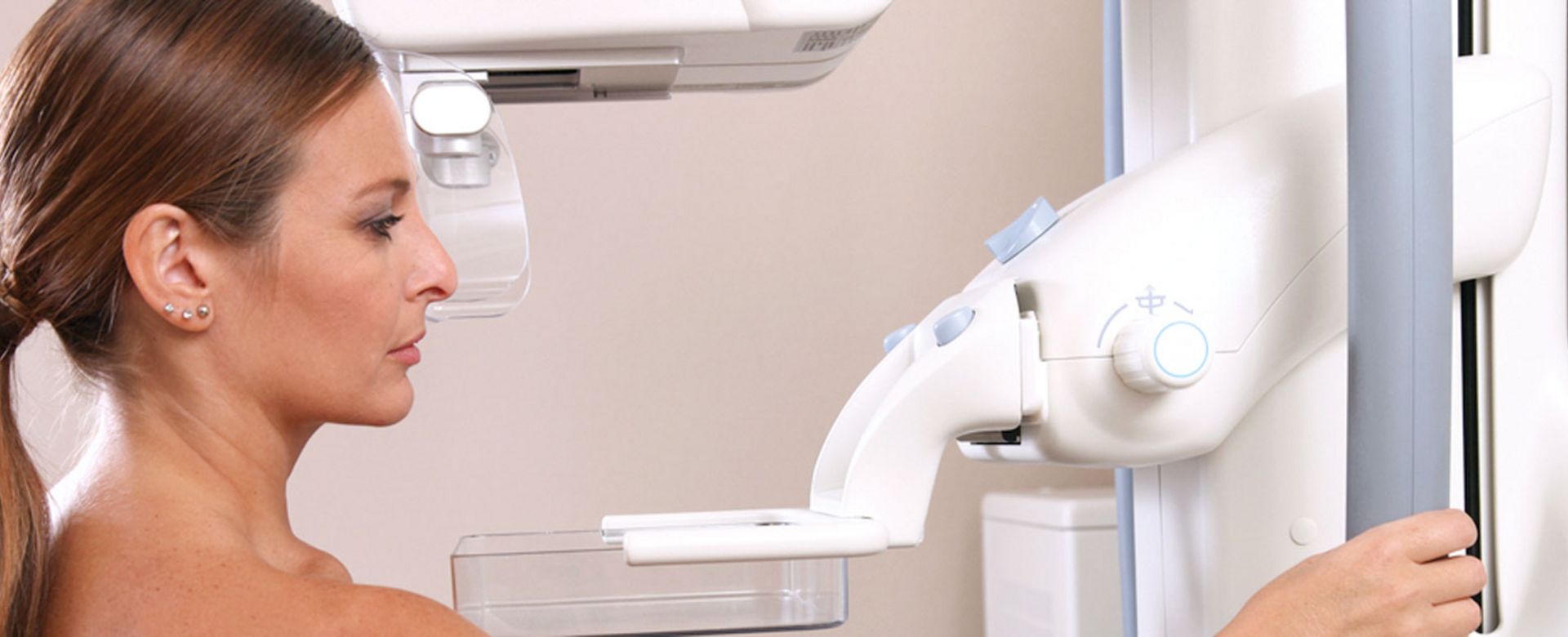 Patientin in Diagnoseraum