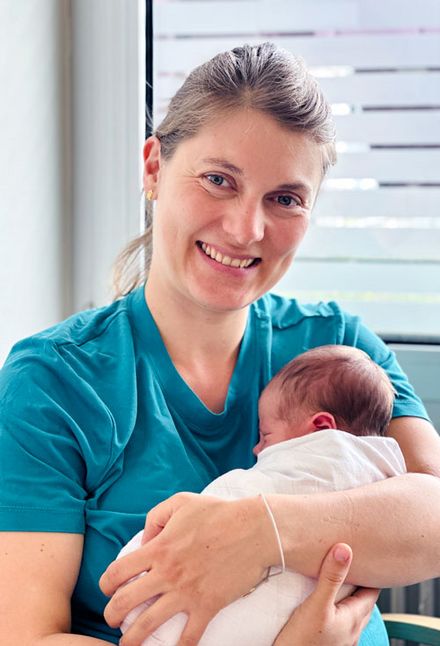 Erfolgreich im neuen Hebammenkreißsaal entbunden: Rebecca Kächele mit ihrem neugeborenen Sohn Wim
