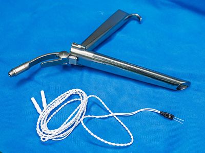 Endoskopische Untersuchung mittels Laryngoskop (Metallinstrument) und Nadeln zur Nervenableitung an der Stimmlippe Endoskopische Untersuchung mittels Laryngoskop (Metallinstrument) und Nadeln zur Nervenableitung an der Stimmlippe