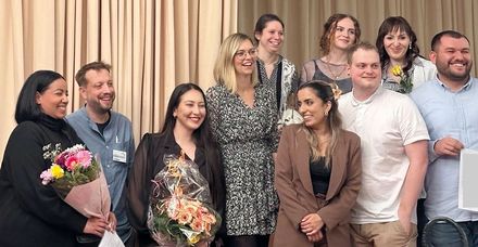 Die frisch examinierten Pflegefachkr&auml;fte der Weiterbildung Notfallpflege feiern ihren erfolgreichen Abschluss mit Bildungsreferent Sebastian Schiffer (2. v. li.)