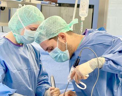 Oberarzt Dr. Shayan Alimehr (rechts) ist auf operative Verfahren in der Urogynäkologie spezialisiert