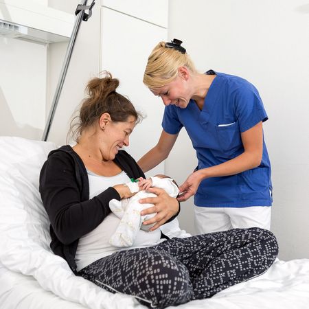 Mutter mit Baby und Kinderkrankenschwester