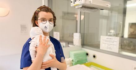 Hebammenstudierende Leonie ­Höllger bei ihrem Praxiseinsatz auf der ­Mutter-Kind-Station
