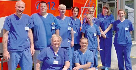 Eingespielte Mannschaft: Chefarzt Dr. Yves Oberl&auml;nder (links) und ein Teil seines Teams vor der Notaufnahme