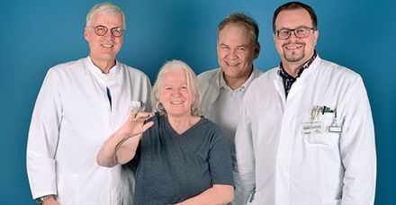 Die Patientin mit dem &Auml;rzteteam nach den gelungenen Operationen: Dr. Carsten Wei&szlig;, Dr. Thomas Schoeller und Daniel Haug (von links)
