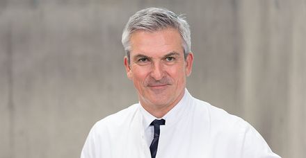 Professor Dr. Alfred Lindner ist &Auml;rztlicher Direktor der Einrichtung. Sein Credo: &bdquo;Neurologie ist vielf&auml;ltig und heutzutage f&uuml;r ein gro&szlig;es, modernes Krankenhaus unverzichtbar.&ldquo; 