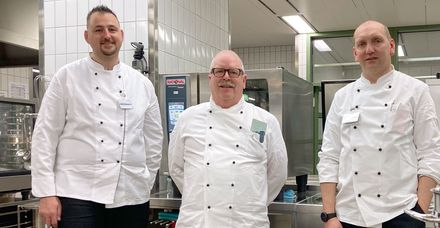 Alte und neue Küchenleitung (v. liinks): Stefan Lepadusch, Danny Williams und Thomas Schäfer
